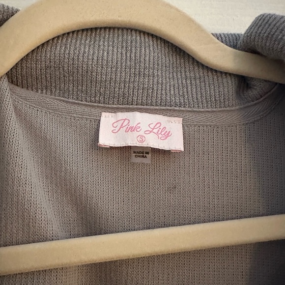 NWOT Oversized Cropped Gray Pullover Top - Picture 2 of 5